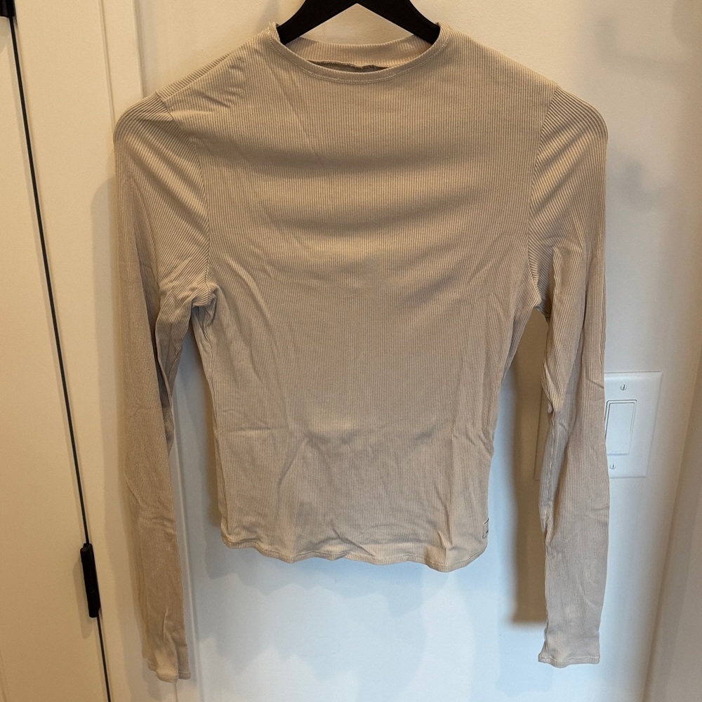 Vuori long sleeve Cove mock neck top, color Ecru. Size Medium.